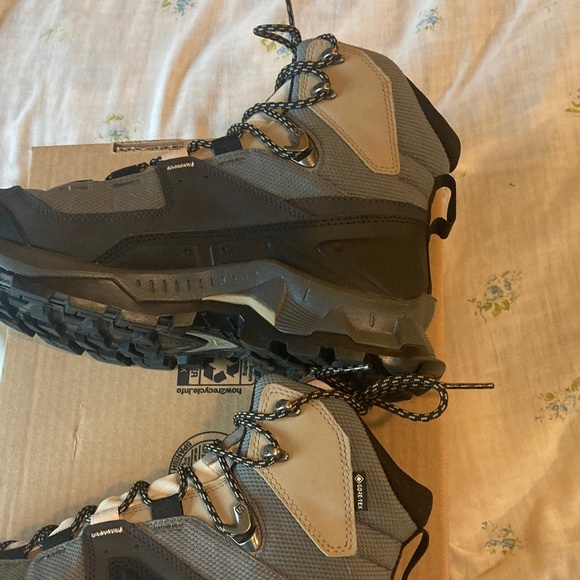 Salomon Hiking Boots - Picture 13 of 16